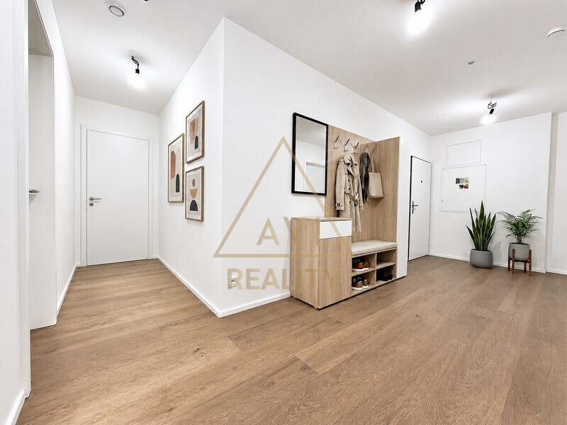 Prostorný byt 5+kk s balkonem 5m2 náměstí Pod Lípou Praha 5 - Holyně