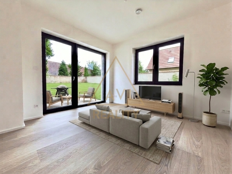 Prodej bytu 2+kk 57m2 + zahrada 72m2 náměstí Pod Lípou Praha - Holyně