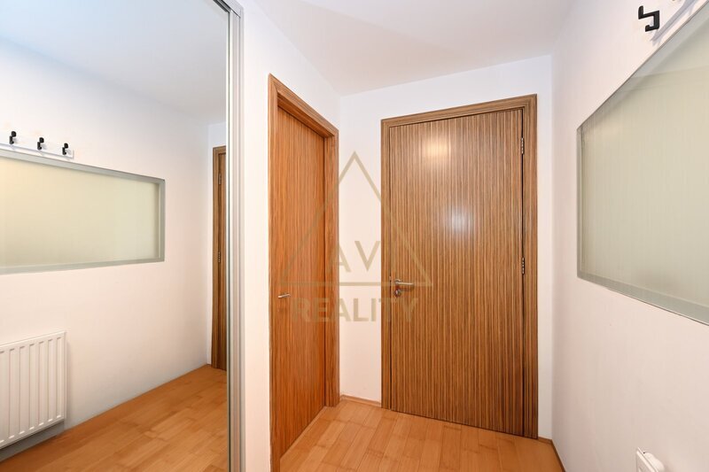 Pronájem bytu 4+kk 93,5m2 se zahradou 2x parkovací stání Jesenice u Prahy