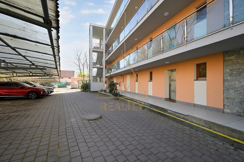 Pronájem bytu 4+kk 93,5m2 se zahradou 2x parkovací stání Jesenice u Prahy
