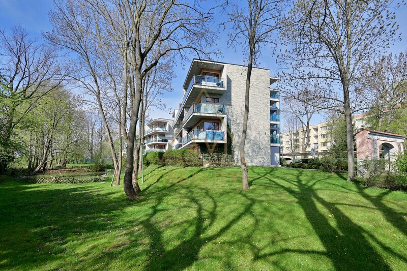 Pronájem bytu 4+kk 93,5m2 se zahradou 2x parkovací stání Jesenice u Prahy