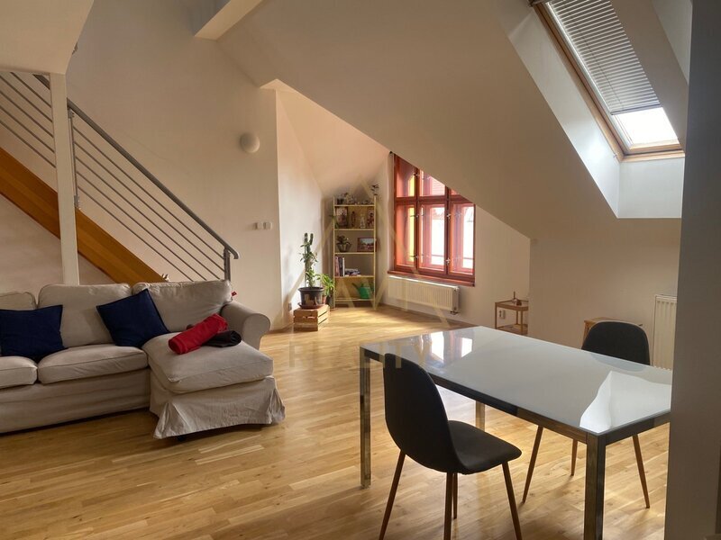 PRONÁJEM MEZONETOVÉHO BYTU 3+KK S TERASOU, 135 m², PRAHA 10 – VRŠOVICE, UL. ŽITOMÍRSKÁ