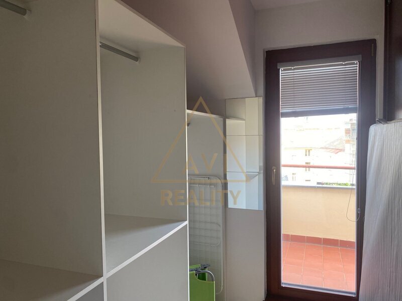 PRONÁJEM MEZONETOVÉHO BYTU 3+KK S TERASOU, 135 m², PRAHA 10 – VRŠOVICE, UL. ŽITOMÍRSKÁ