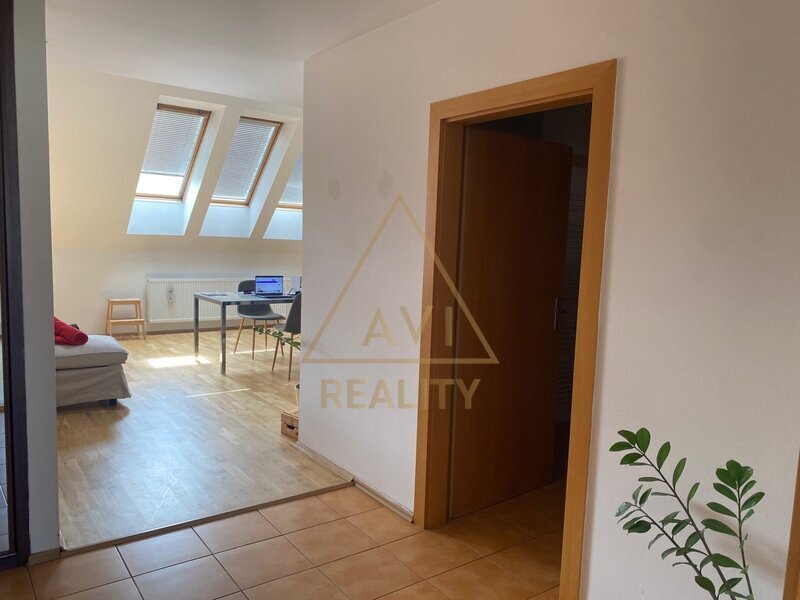 PRONÁJEM MEZONETOVÉHO BYTU 3+KK S TERASOU, 135 m², PRAHA 10 – VRŠOVICE, UL. ŽITOMÍRSKÁ