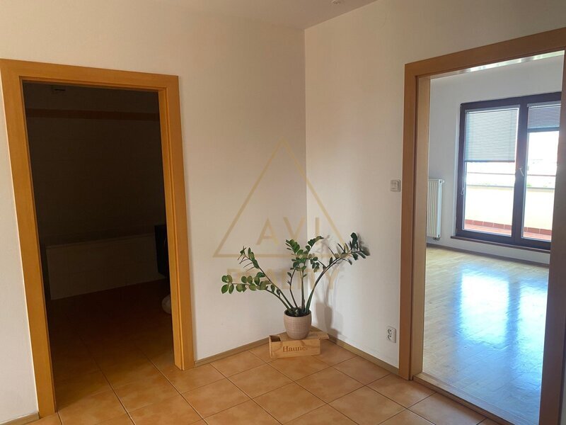 PRONÁJEM MEZONETOVÉHO BYTU 3+KK S TERASOU, 135 m², PRAHA 10 – VRŠOVICE, UL. ŽITOMÍRSKÁ