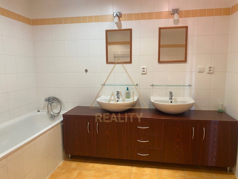 PRONÁJEM MEZONETOVÉHO BYTU 3+KK S TERASOU, 135 m², PRAHA 10 – VRŠOVICE, UL. ŽITOMÍRSKÁ