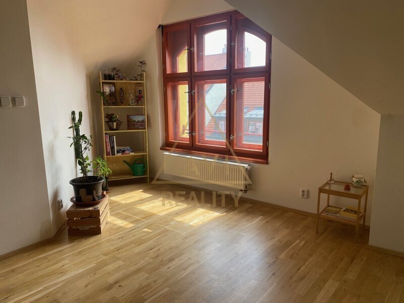 PRONÁJEM MEZONETOVÉHO BYTU 3+KK S TERASOU, 135 m², PRAHA 10 – VRŠOVICE, UL. ŽITOMÍRSKÁ