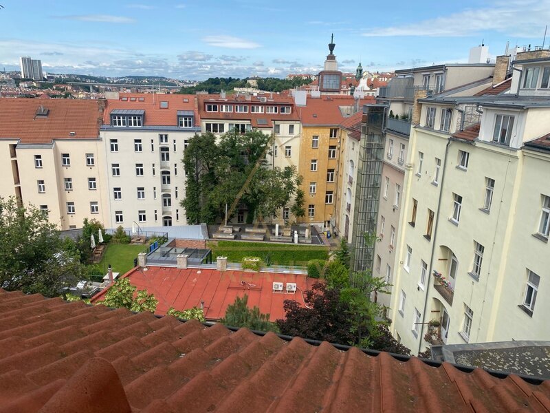 PRONÁJEM MEZONETOVÉHO BYTU 3+KK S TERASOU, 135 m², PRAHA 10 – VRŠOVICE, UL. ŽITOMÍRSKÁ