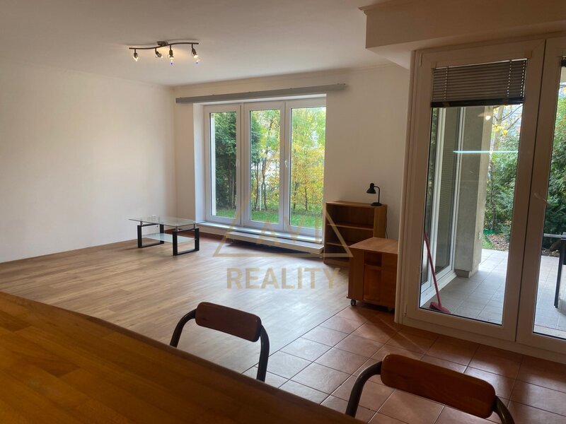 Pronájem hezkého bytu 2+kk (65 m²) s terasou a zahrádkou (45 m²), garáž, Praha 10 – Hyacintová ulice