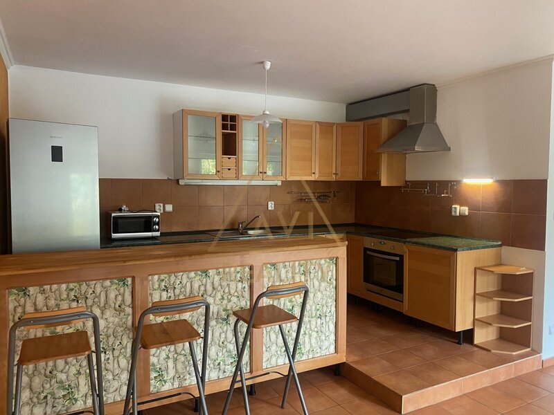 Pronájem hezkého bytu 2+kk (65 m²) s terasou a zahrádkou (45 m²), garáž, Praha 10 – Hyacintová ulice