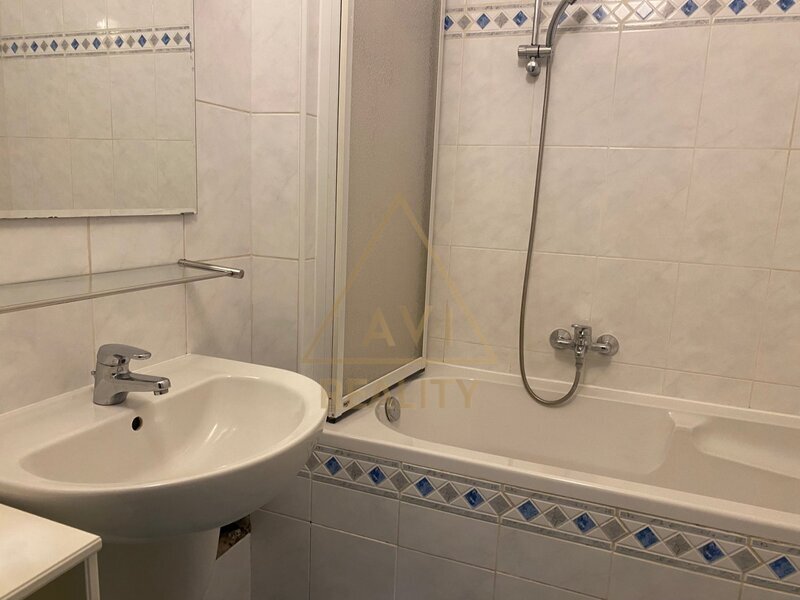 Pronájem hezkého bytu 2+kk (65 m²) s terasou a zahrádkou (45 m²), garáž, Praha 10 – Hyacintová ulice