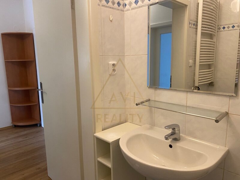 Pronájem hezkého bytu 2+kk (65 m²) s terasou a zahrádkou (45 m²), garáž, Praha 10 – Hyacintová ulice