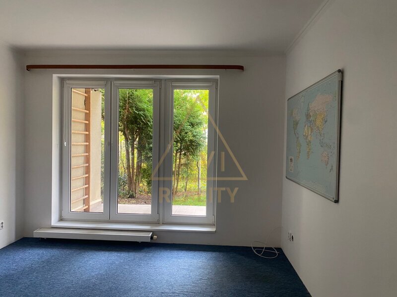 Pronájem hezkého bytu 2+kk (65 m²) s terasou a zahrádkou (45 m²), garáž, Praha 10 – Hyacintová ulice