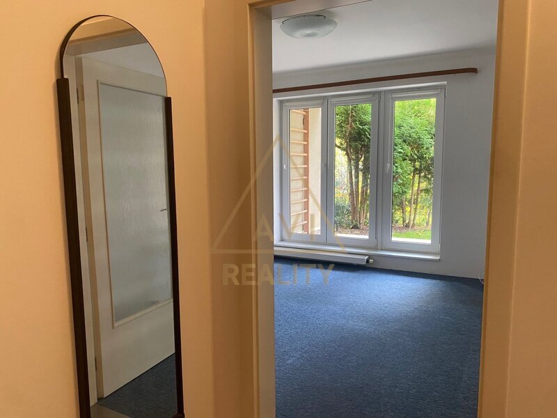 Pronájem hezkého bytu 2+kk (65 m²) s terasou a zahrádkou (45 m²), garáž, Praha 10 – Hyacintová ulice