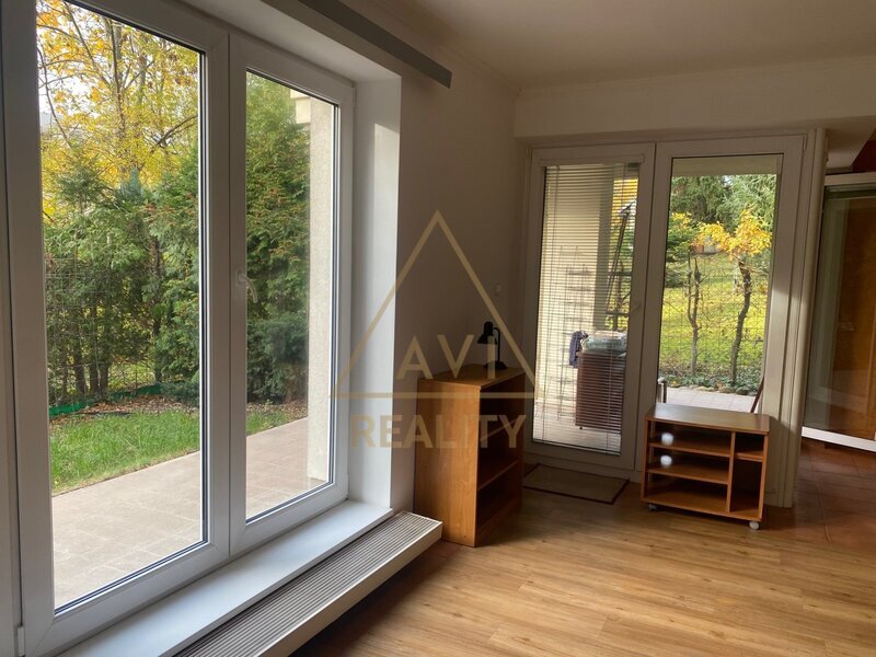 Pronájem hezkého bytu 2+kk (65 m²) s terasou a zahrádkou (45 m²), garáž, Praha 10 – Hyacintová ulice