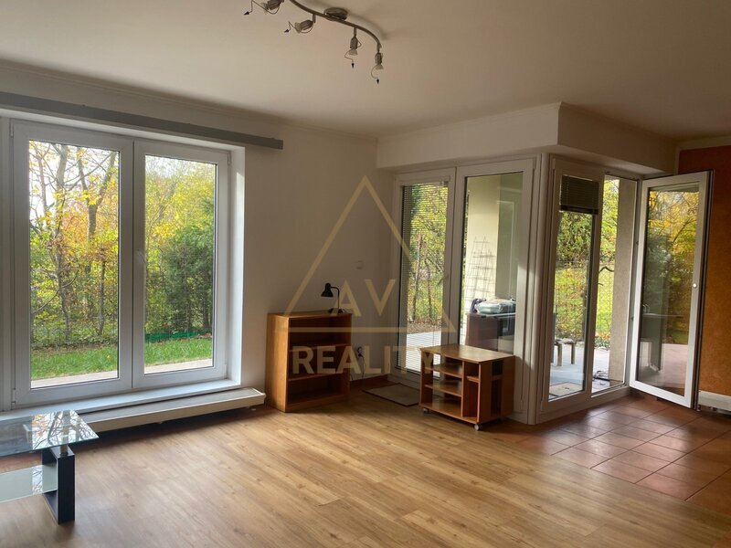 Pronájem hezkého bytu 2+kk (65 m²) s terasou a zahrádkou (45 m²), garáž, Praha 10 – Hyacintová ulice