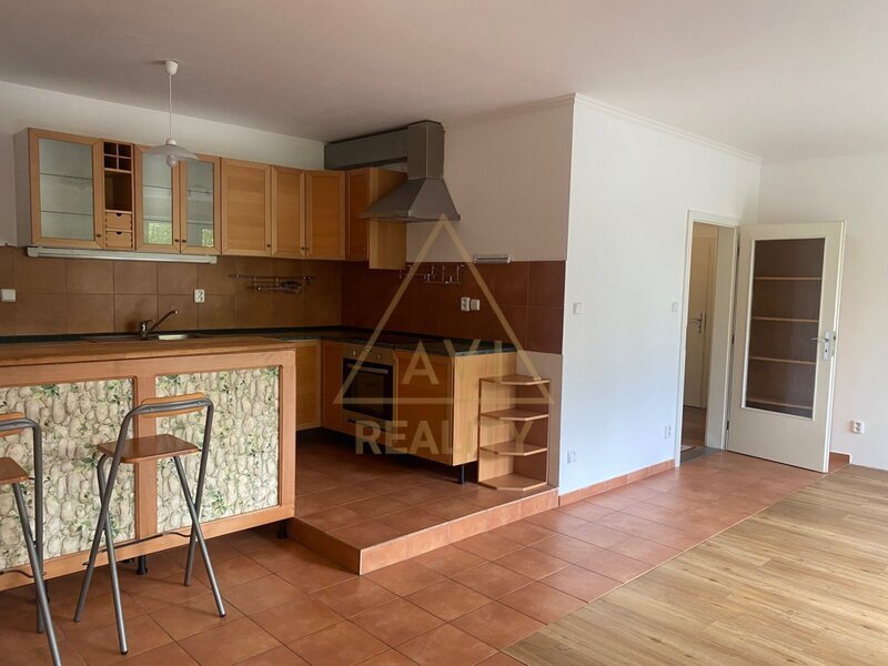 Pronájem hezkého bytu 2+kk (65 m²) s terasou a zahrádkou (45 m²), garáž, Praha 10 – Hyacintová ulice