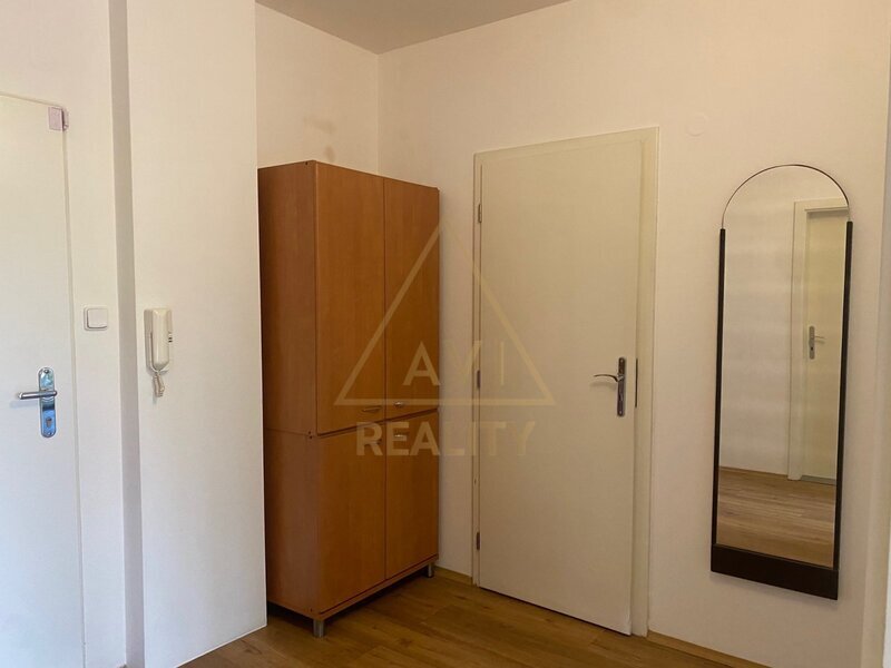 Pronájem hezkého bytu 2+kk (65 m²) s terasou a zahrádkou (45 m²), garáž, Praha 10 – Hyacintová ulice