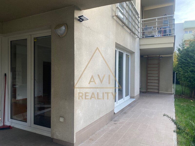 Pronájem hezkého bytu 2+kk (65 m²) s terasou a zahrádkou (45 m²), garáž, Praha 10 – Hyacintová ulice