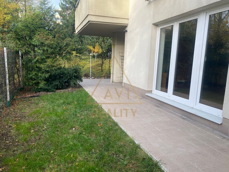 Pronájem hezkého bytu 2+kk (65 m²) s terasou a zahrádkou (45 m²), garáž, Praha 10 – Hyacintová ulice