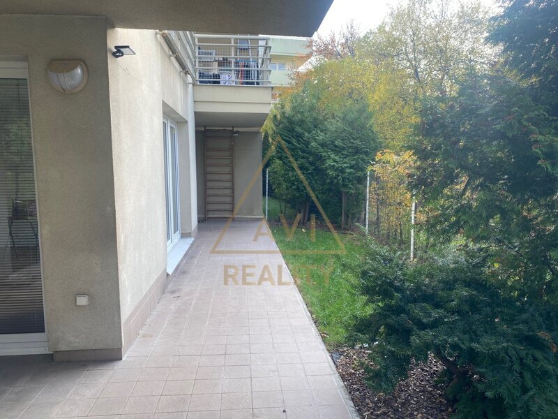 Pronájem hezkého bytu 2+kk (65 m²) s terasou a zahrádkou (45 m²), garáž, Praha 10 – Hyacintová ulice