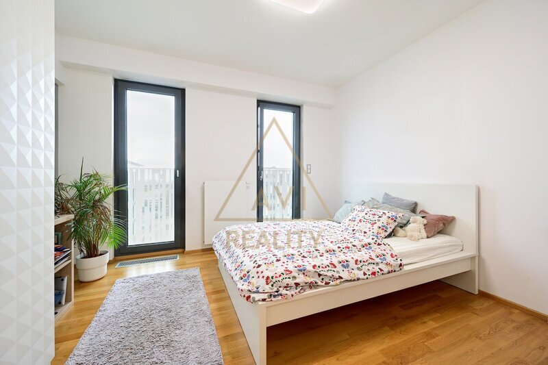 Pronájem bytu 4+kk 100m2 parkovací stání Garden Towers P3 Žižkov