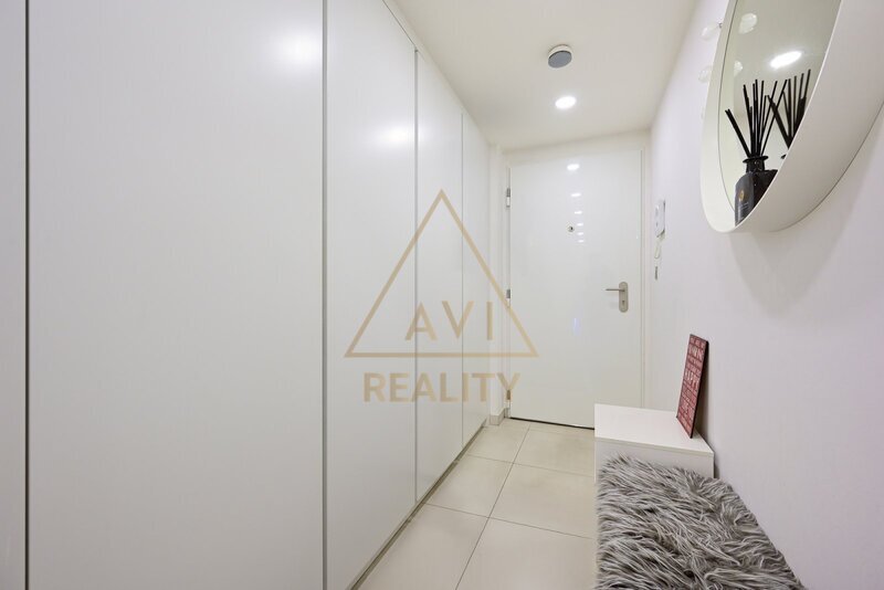 Pronájem bytu 4+kk 100m2 parkovací stání Garden Towers P3 Žižkov