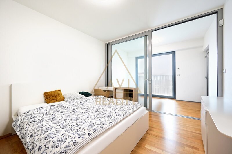 Pronájem bytu 4+kk 100m2 parkovací stání Garden Towers P3 Žižkov