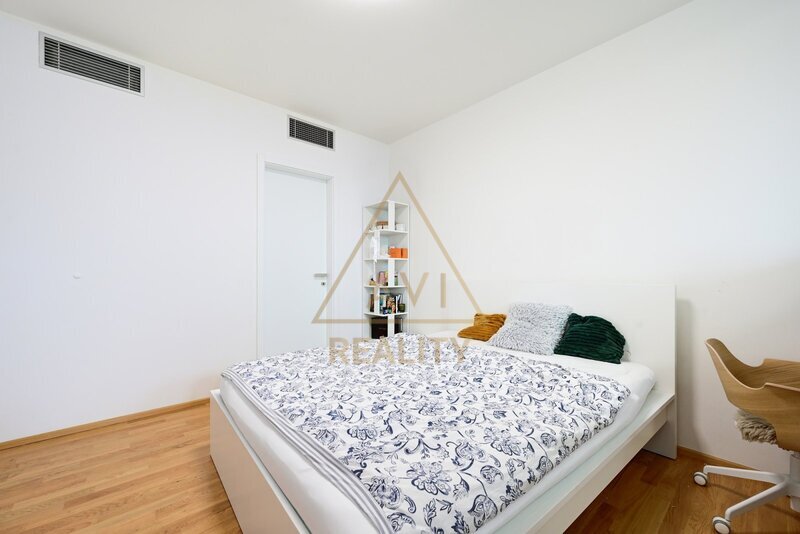 Pronájem bytu 4+kk 100m2 parkovací stání Garden Towers P3 Žižkov