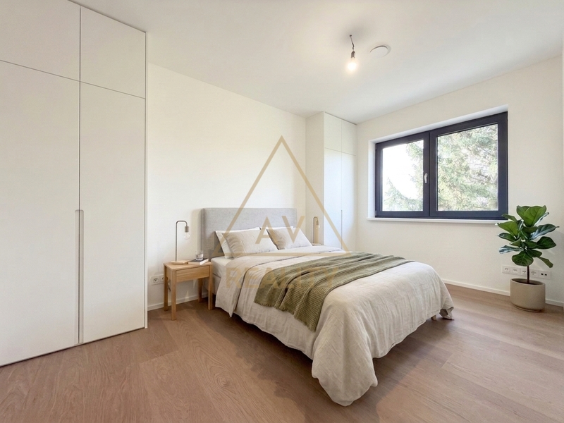 Prodej bytu 4+kk 128m2 + 4 balkóny s krásným výhledem náměstí Pod Lípou Praha - Holyně