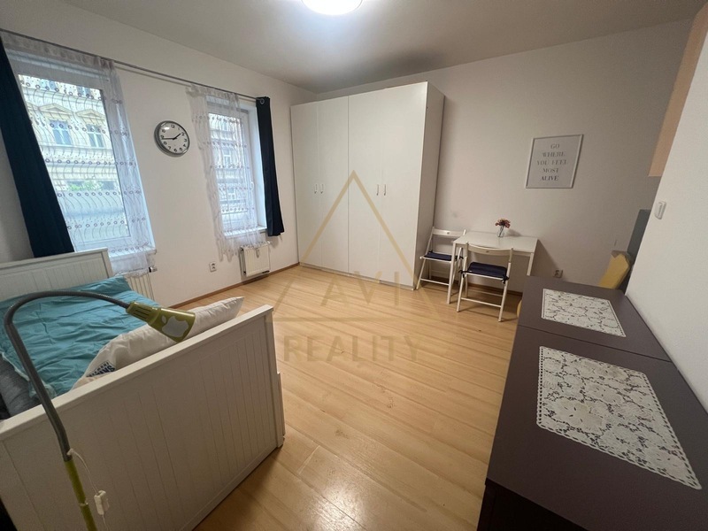 Pronájem bytu 1+kk 24m2 zařízený Praha 5 Plzeňská parkovací stání