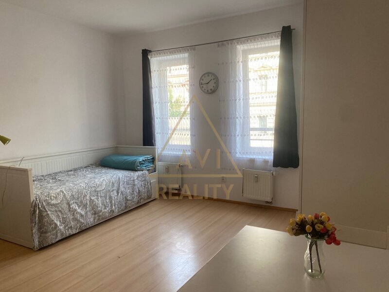 Pronájem bytu 1+kk 24m2 zařízený Praha 5 Plzeňská parkovací stání