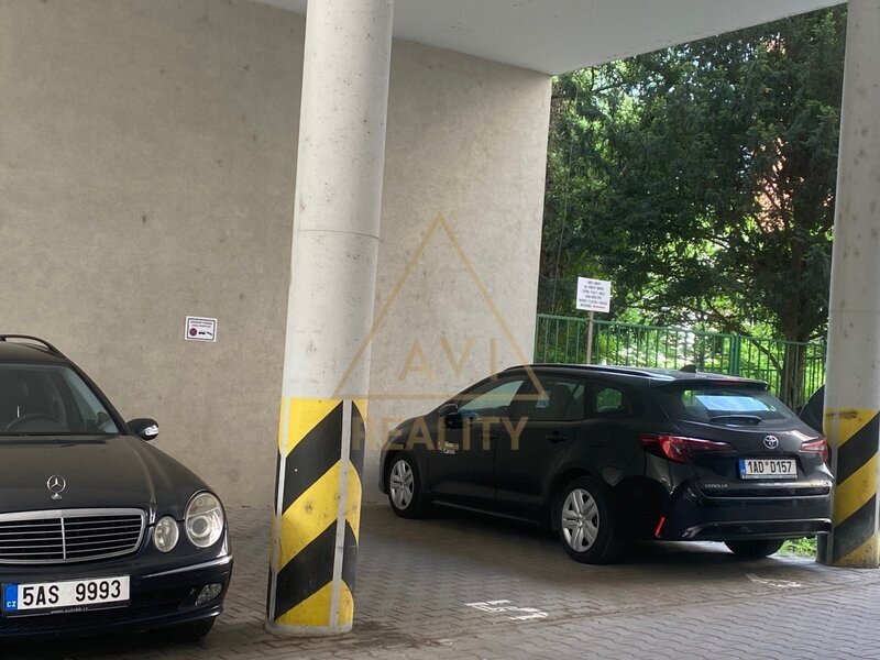 Pronájem bytu 1+kk 24m2 zařízený Praha 5 Plzeňská parkovací stání