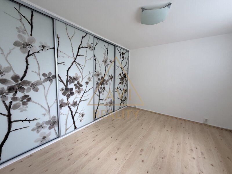 Pronájem bytu 3+1 72m2 + balkon P5 Hlubočepy rekonstrukce částečně zařízený