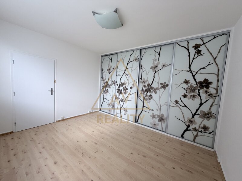 Pronájem bytu 3+1 72m2 + balkon P5 Hlubočepy rekonstrukce částečně zařízený