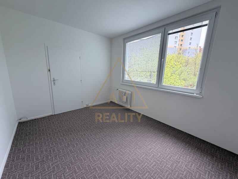 Pronájem bytu 3+1 72m2 + balkon P5 Hlubočepy rekonstrukce částečně zařízený