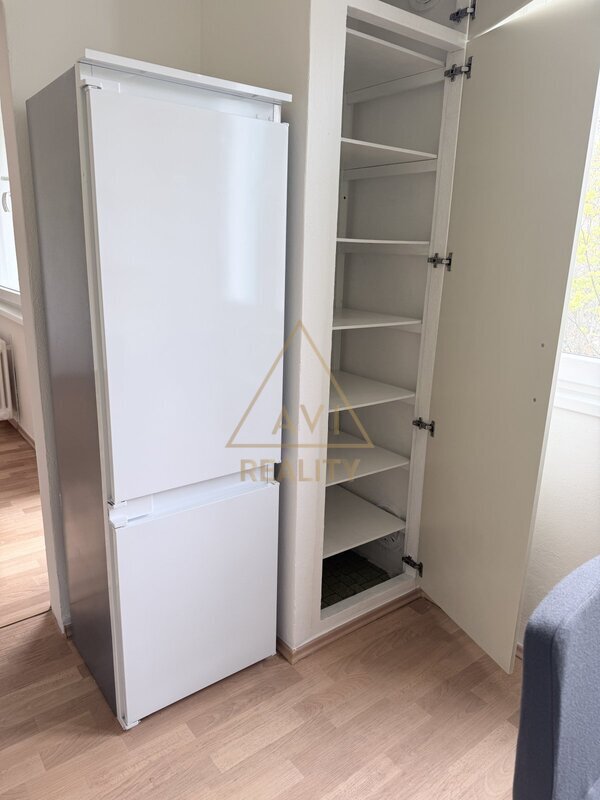 Pronájem bytu 3+1 72m2 + balkon P5 Hlubočepy rekonstrukce částečně zařízený