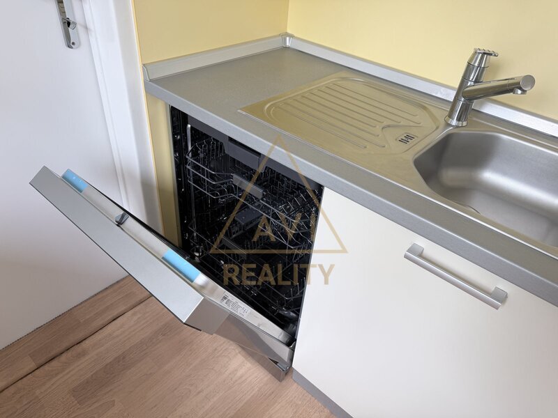 Pronájem bytu 3+1 72m2 + balkon P5 Hlubočepy rekonstrukce částečně zařízený