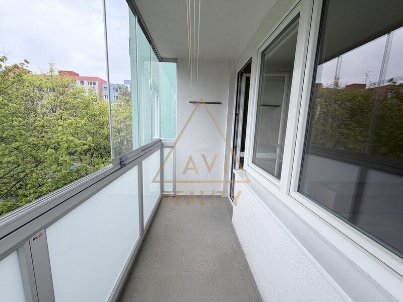 Pronájem bytu 3+1 72m2 + balkon P5 Hlubočepy rekonstrukce částečně zařízený