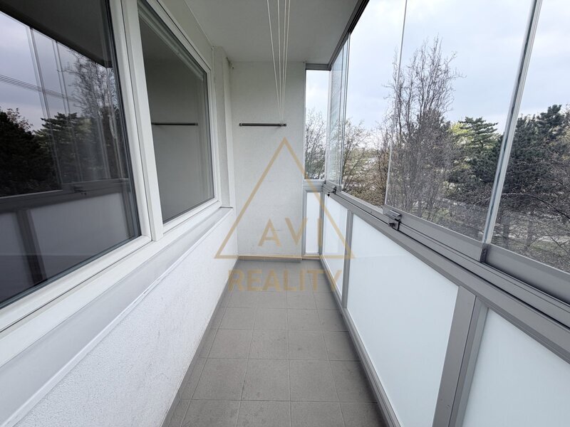 Pronájem bytu 3+1 72m2 + balkon P5 Hlubočepy rekonstrukce částečně zařízený