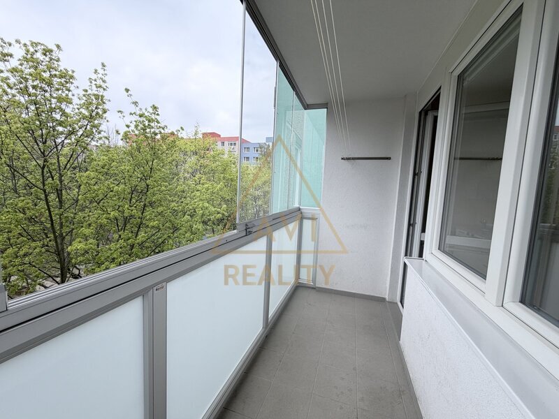 Pronájem bytu 3+1 72m2 + balkon P5 Hlubočepy rekonstrukce částečně zařízený