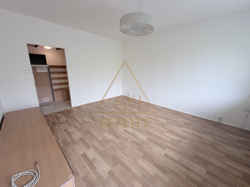 Pronájem bytu 3+1 72m2 + balkon P5 Hlubočepy rekonstrukce částečně zařízený