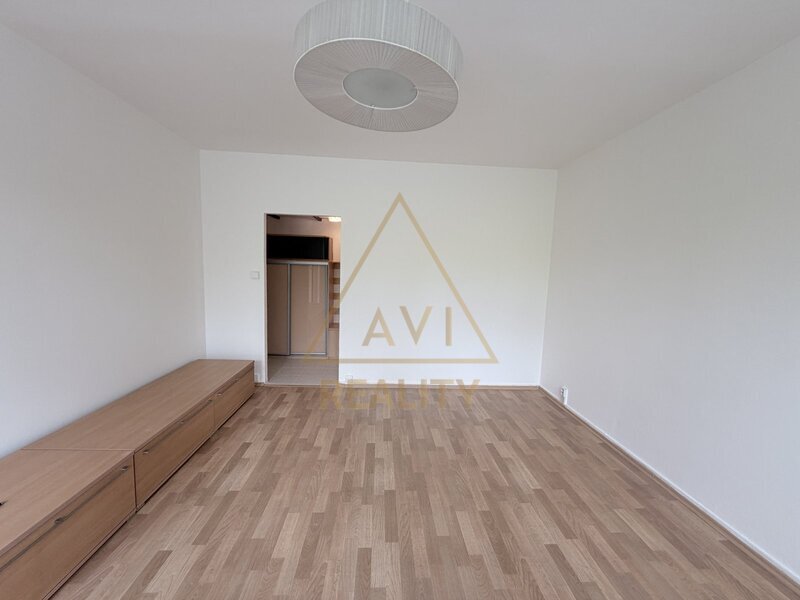 Pronájem bytu 3+1 72m2 + balkon P5 Hlubočepy rekonstrukce částečně zařízený