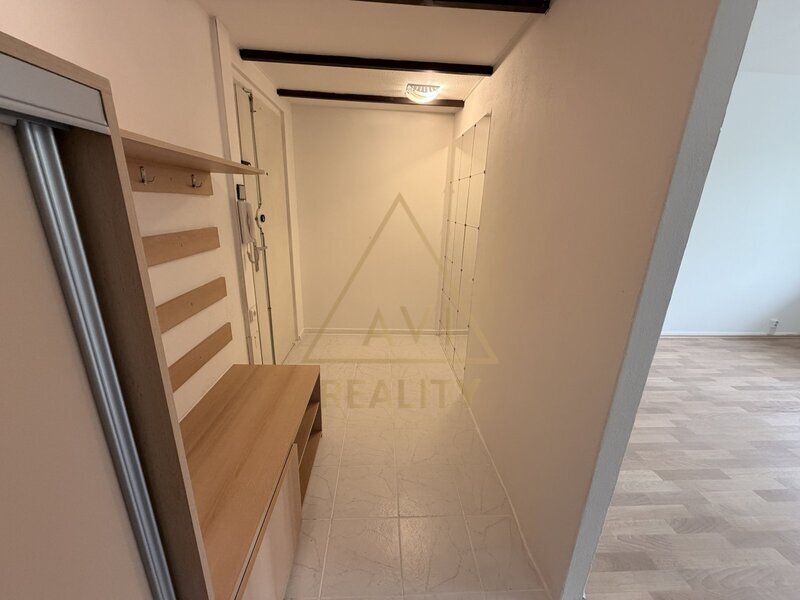 Pronájem bytu 3+1 72m2 + balkon P5 Hlubočepy rekonstrukce částečně zařízený