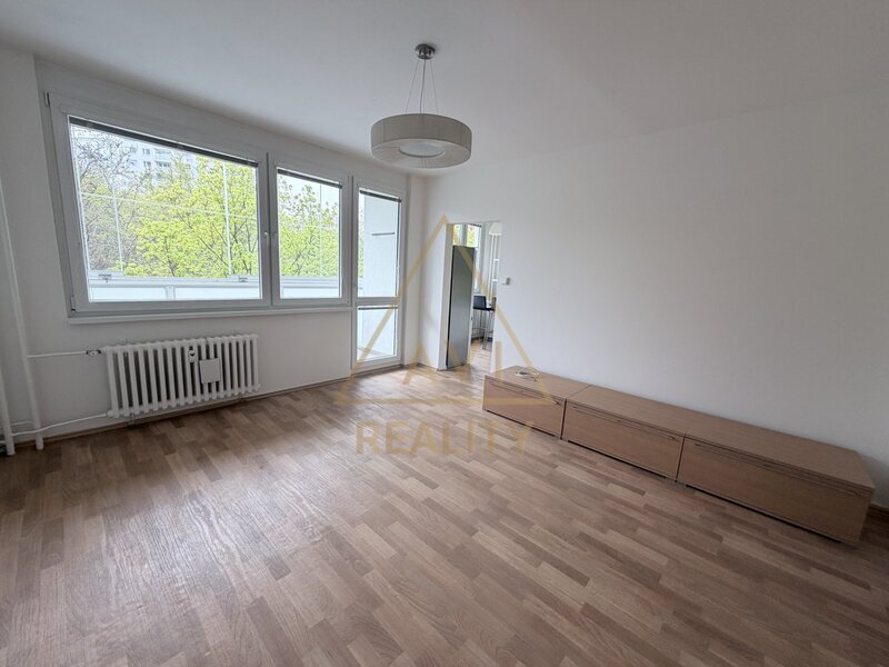 Pronájem bytu 3+1 72m2 + balkon P5 Hlubočepy rekonstrukce částečně zařízený