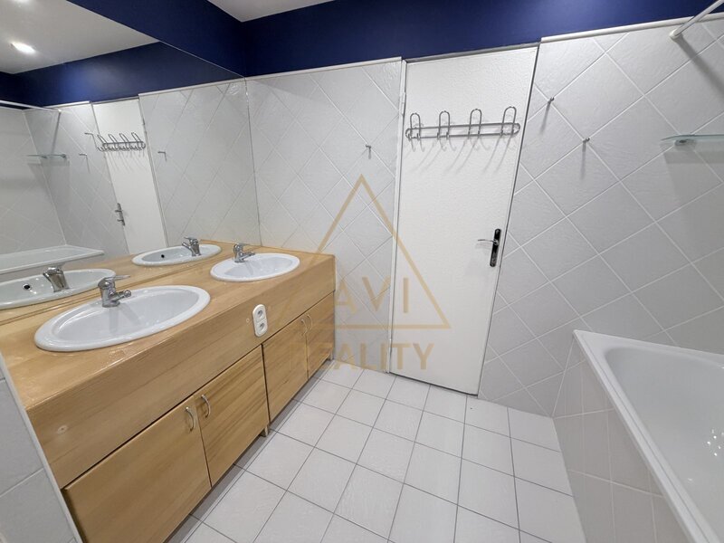 Pronájem bytu 3+1 72m2 + balkon P5 Hlubočepy rekonstrukce částečně zařízený