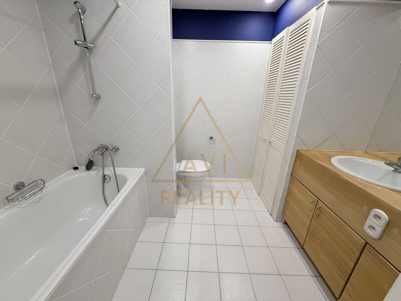 Pronájem bytu 3+1 72m2 + balkon P5 Hlubočepy rekonstrukce částečně zařízený