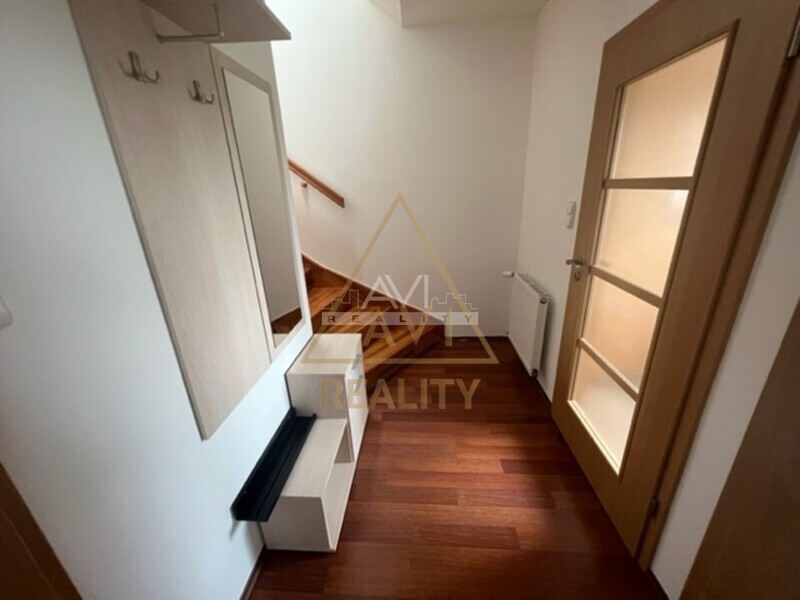 Pronájem mezonetového bytu 2+kk 60m2 Zdiměřice garáž