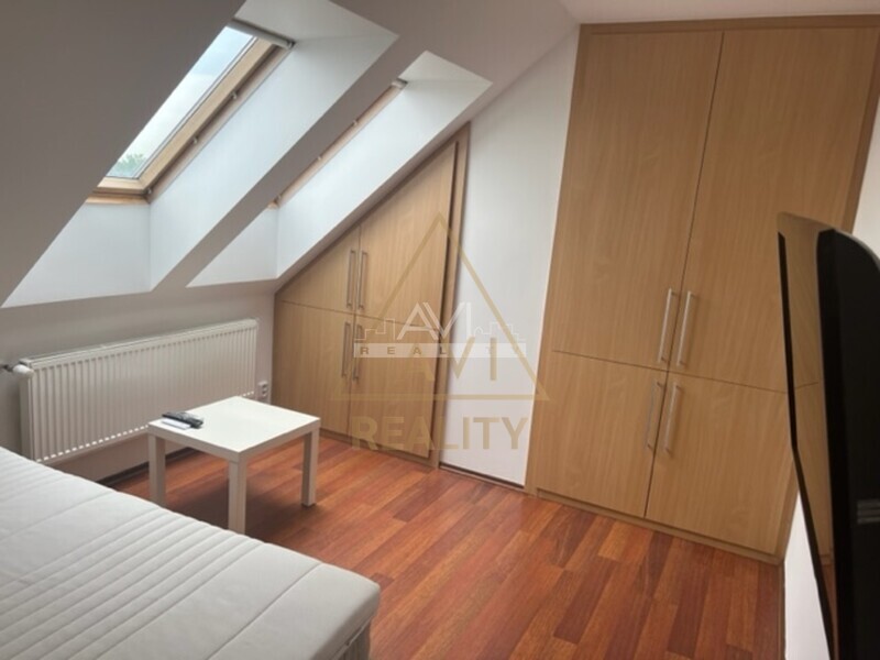 Pronájem mezonetového bytu 2+kk 60m2 Zdiměřice garáž