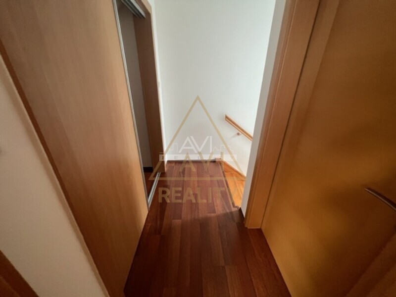 Pronájem mezonetového bytu 2+kk 60m2 Zdiměřice garáž